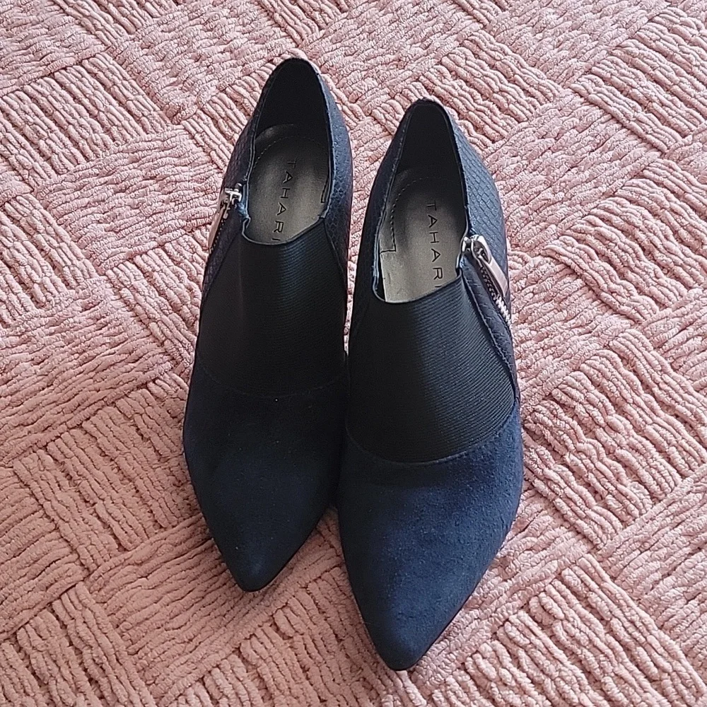 Tahari! Navy Blue Color suede w/leather pumps size 5.5 M Kitten Heels